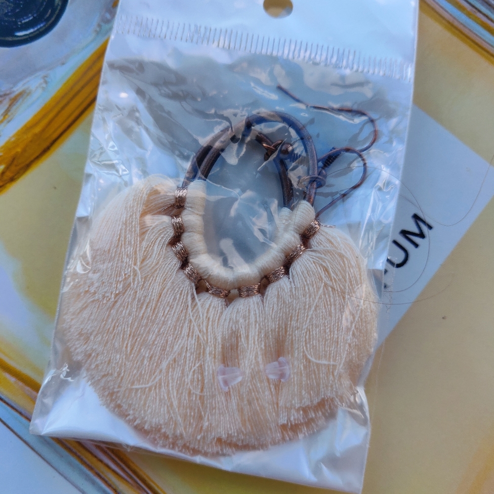 🎄 NWT 🎄 Cream tassel earrings